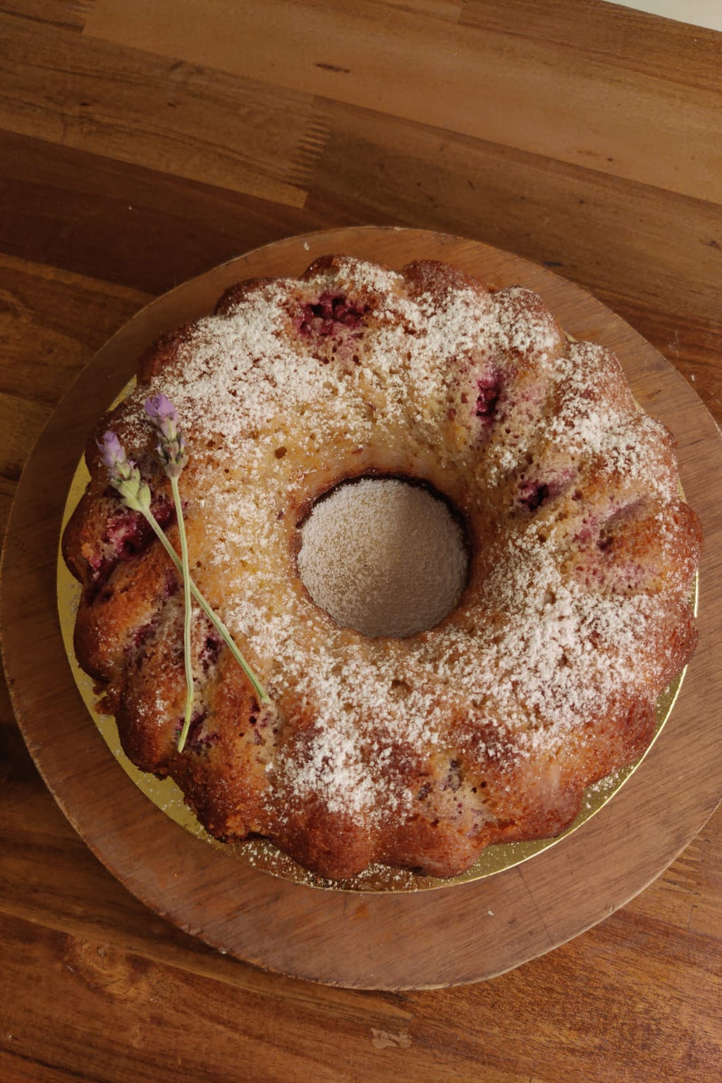 Torta de yogur limón y moras.
