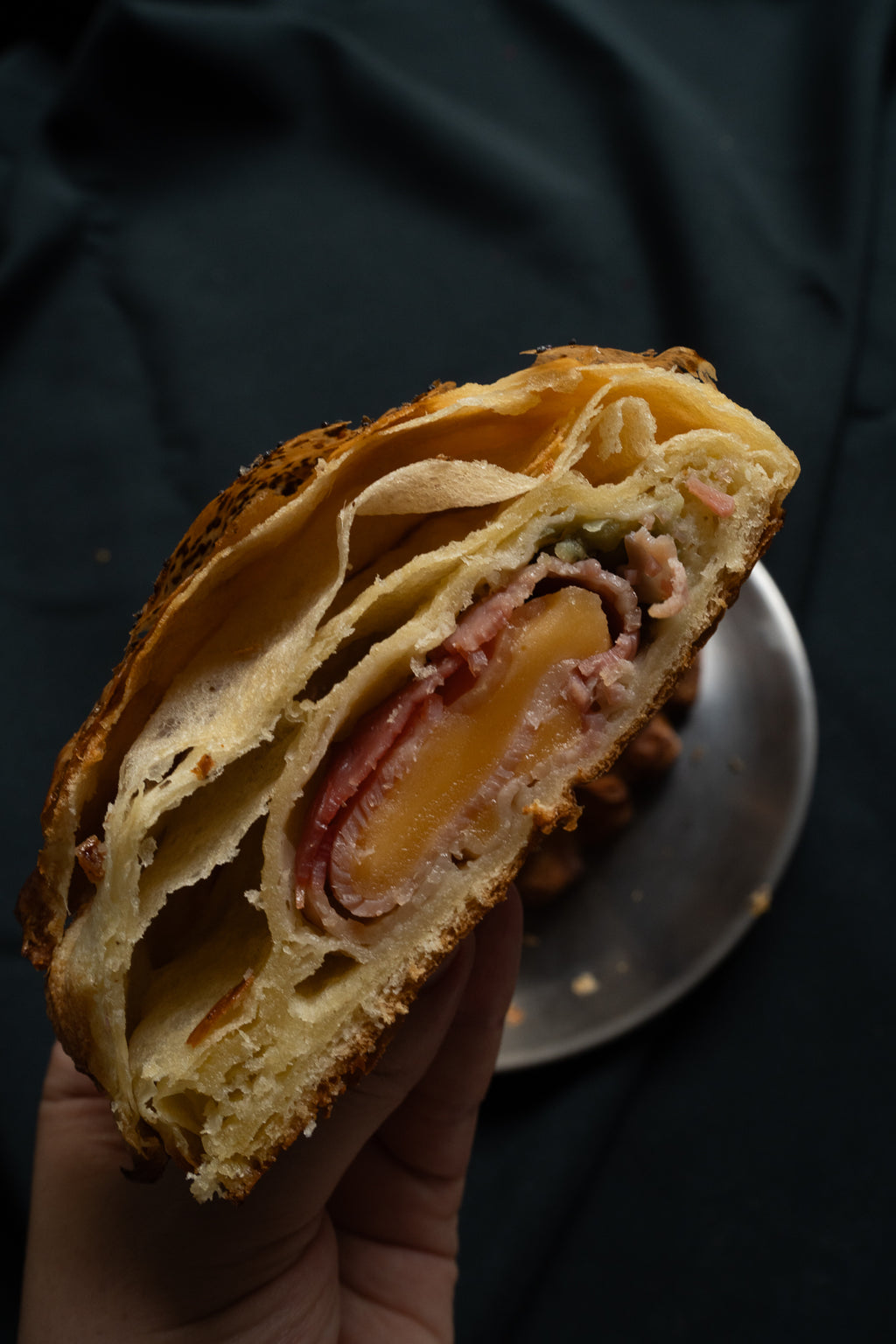 Croissant de tocineta, holandés y jalapeños.