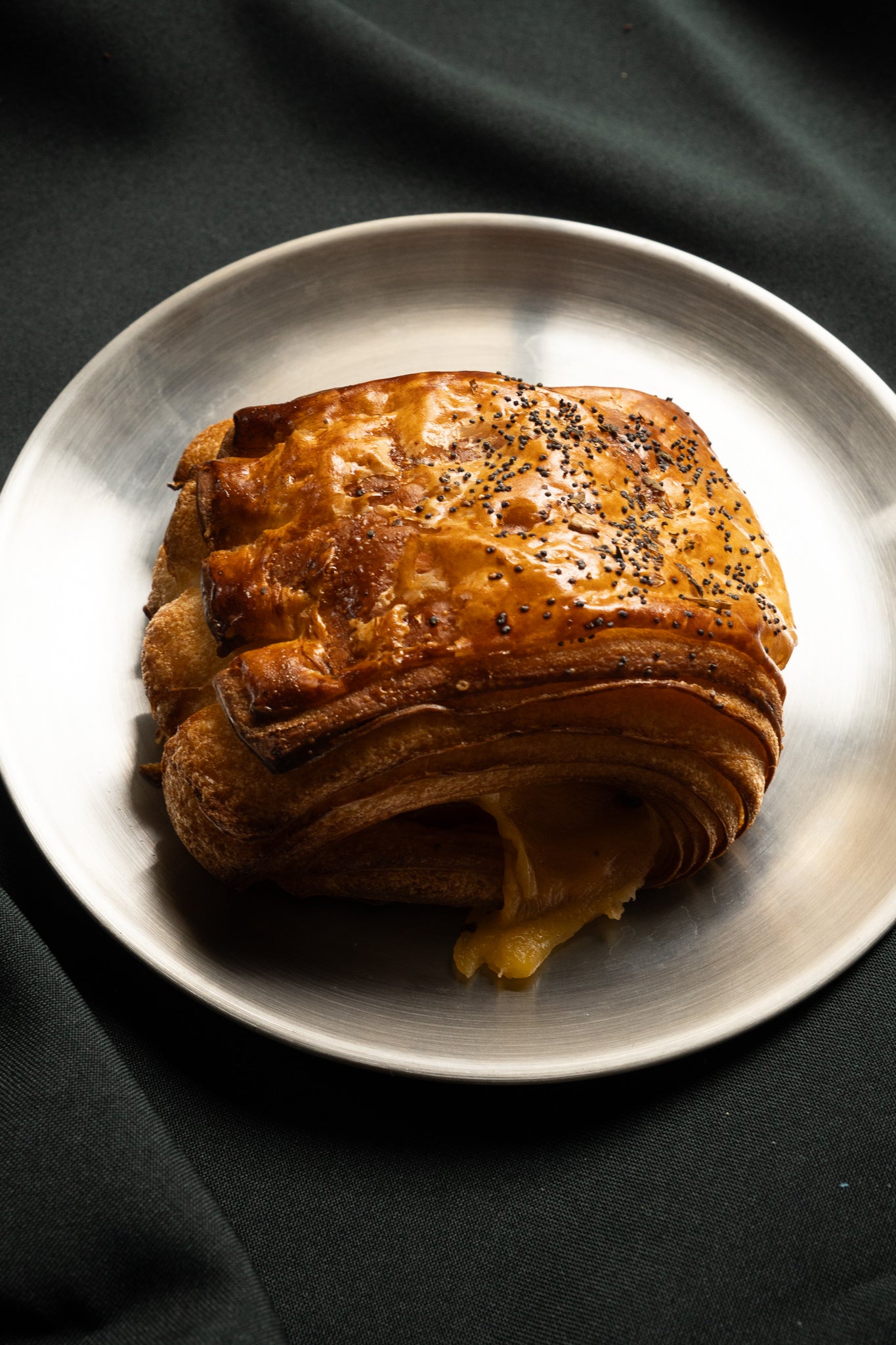 Croissant de tocineta, holandés y jalapeños.