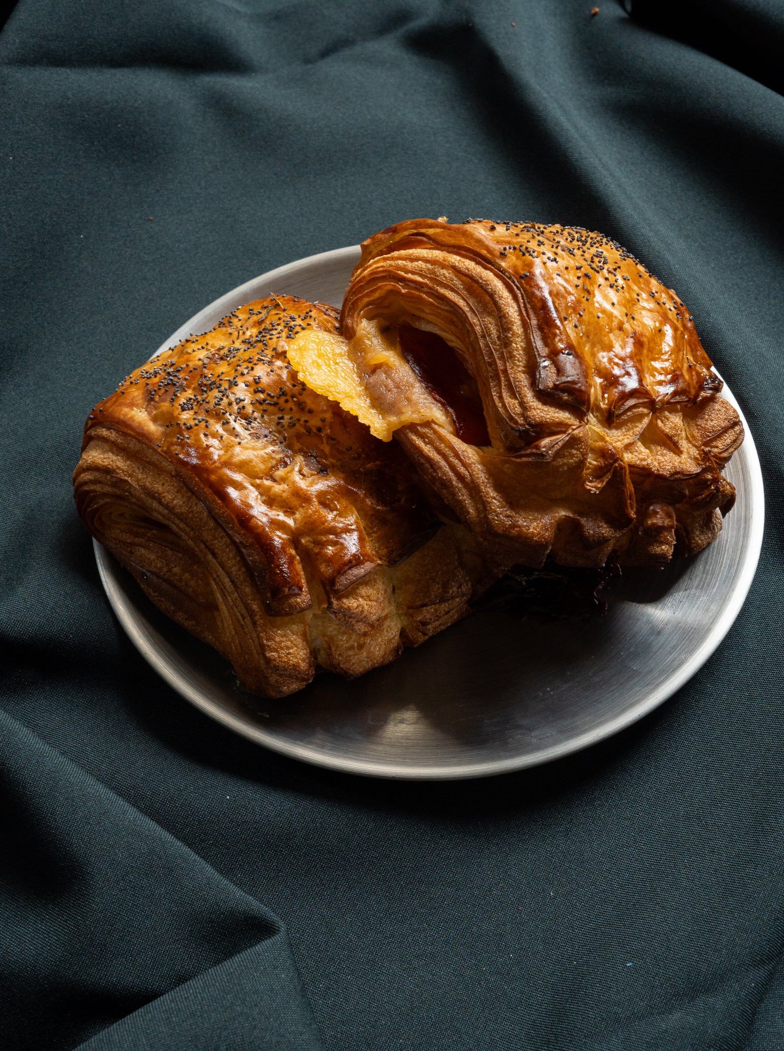 Croissant de tocineta, holandés y jalapeños.